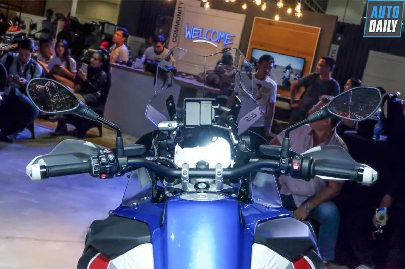 Hình ảnh động cơ Boxer mạnh mẽ của BMW Motorrad R 1250 GS 2020, tích hợp công nghệ ShiftCam tiên tiến.