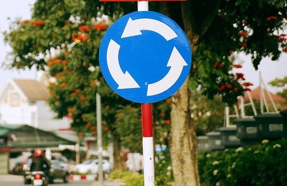 Hình ảnh minh họa biển báo hiệu lệnh đường đi bắt buộc