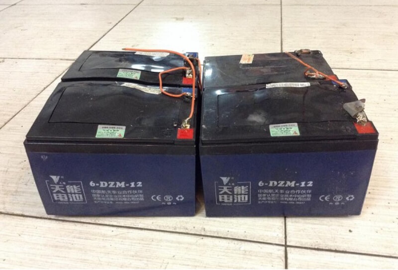 Hình ảnh minh họa các dấu hiệu nhận biết pin xe điện bị chai, bao gồm thời gian sạc bất thường và quãng đường di chuyển giảm.