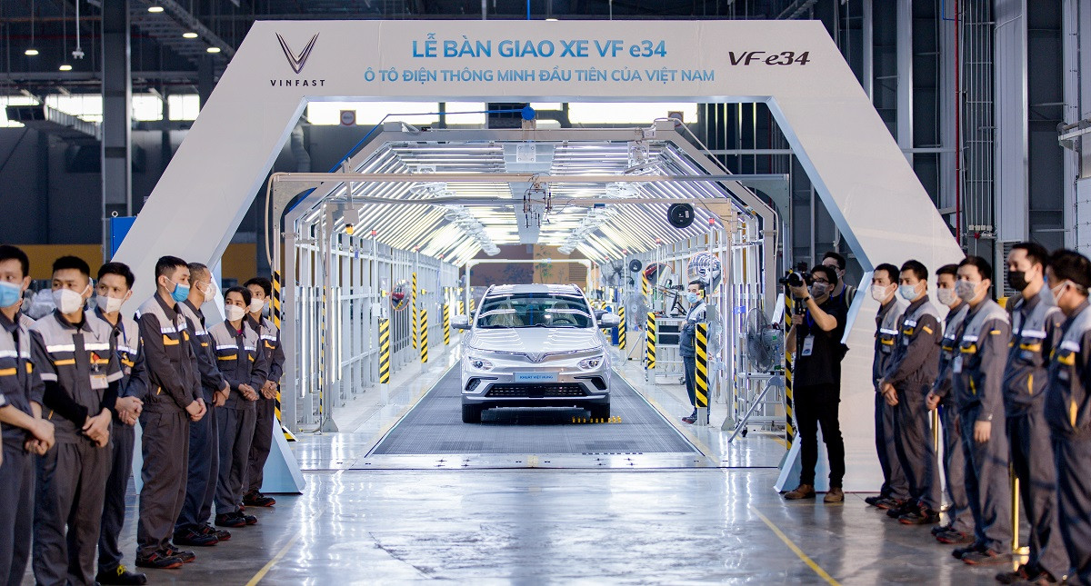 Hình ảnh sự kiện bàn giao những chiếc ô tô điện VinFast VF e34 đầu tiên cho khách hàng tại nhà máy VinFast.