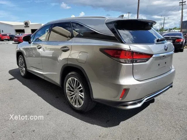 Hình ảnh thân xe Lexus RX 350L 2021 nhìn từ góc nghiêng, nổi bật với bộ mâm hợp kim 20 inch đa chấu