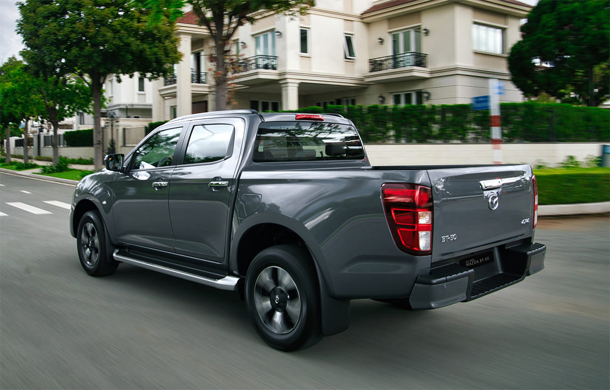Hình ảnh tổng thể thân xe Mazda BT 50 từ bên hông với la-zăng ấn tượng