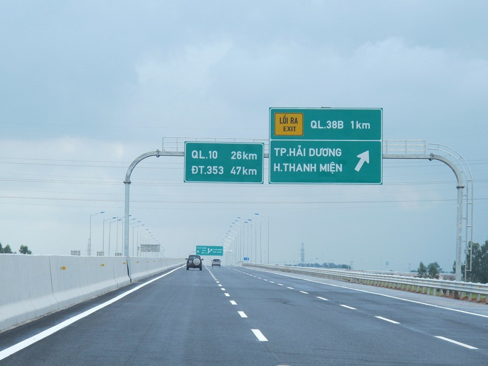 Hình ảnh xe ô tô di chuyển trên đường cao tốc có biển báo giao thông