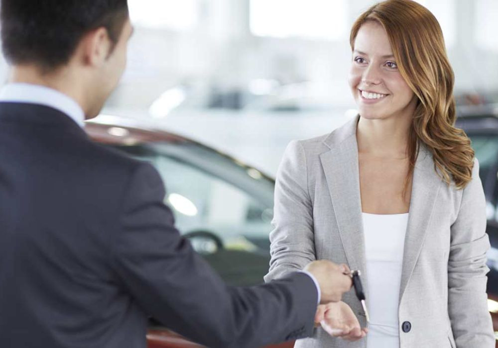 Khách hàng cần đọc rõ hợp đồng mua bán xe để xác định quyền lợi của bản thân