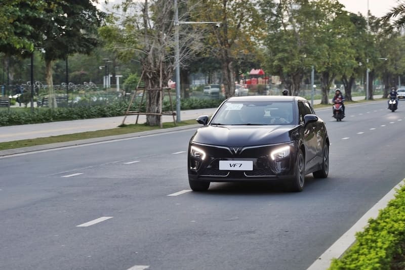 Khách hàng trải nghiệm lái thử VinFast VF 7 tại sự kiện, tận hưởng ưu đãi đặc biệt.