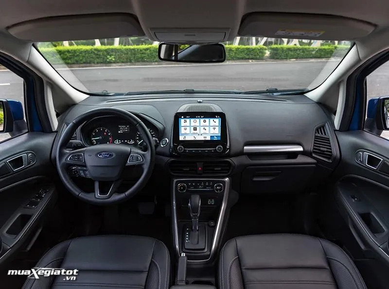 Khoang lái của Ford EcoSport 2022 với vô lăng tích hợp ga tự động