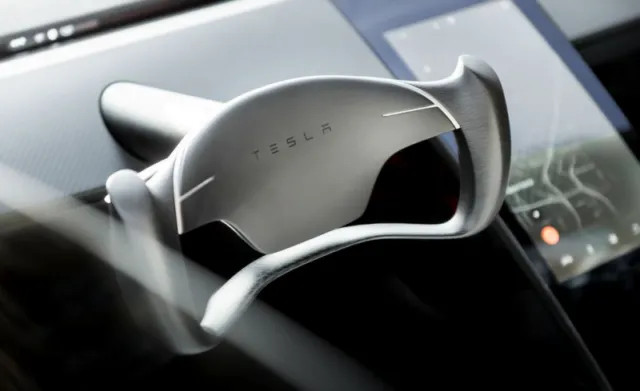 Khoang lái Tesla Roadster 2025 với vô lăng phi thuyền và màn hình giải trí tối giản