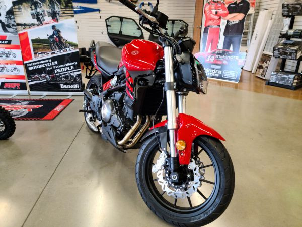 Khối động cơ 300cc mạnh mẽ và hệ thống phanh ABS của xe Benelli 302S.
