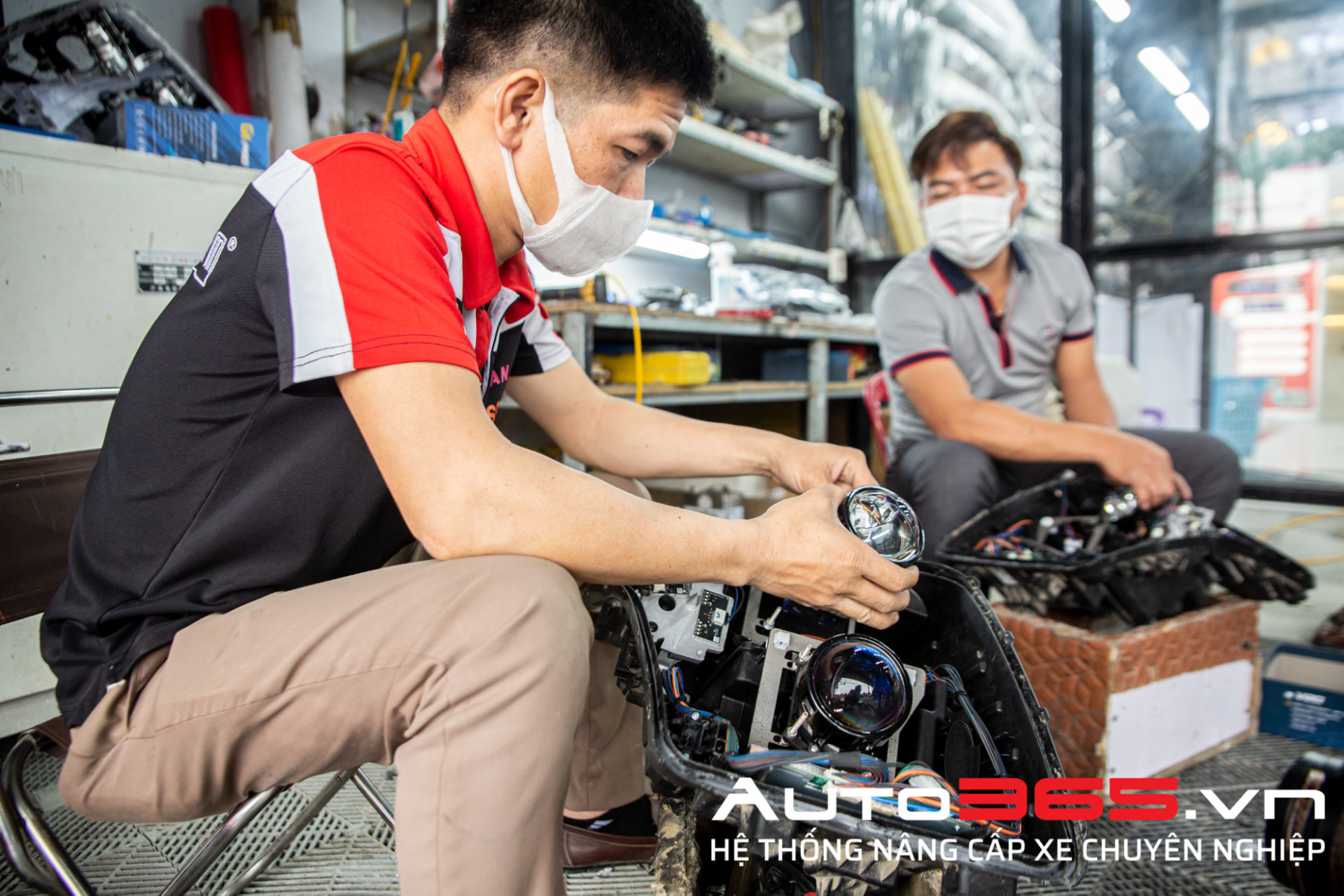 Kỹ thuật viên chuyên nghiệp lắp đặt bi-laser X-Light V30L Ultra cho xe Hyundai Santa Fe