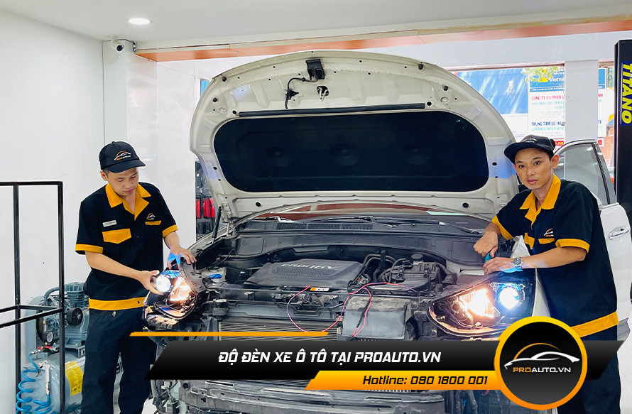 Kỹ thuật viên chuyên nghiệp lắp đặt đèn Bi Laser cho ô tô