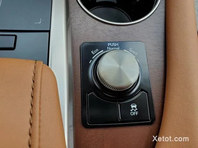 Lexus RX 350L 2021 đang vận hành êm ái trên đường, thể hiện khả năng di chuyển linh hoạt