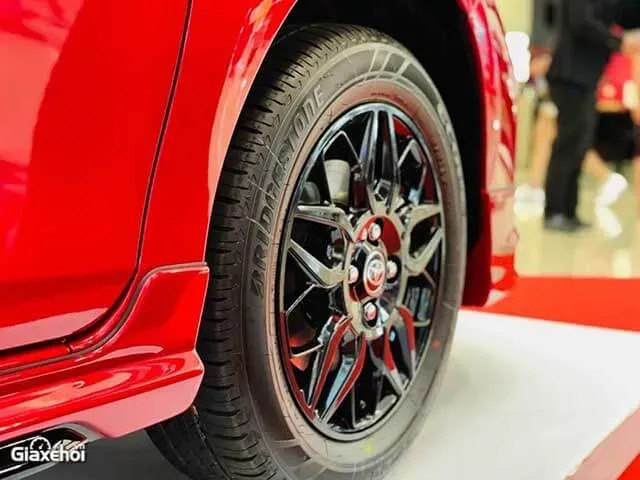 Mâm xe hợp kim thể thao 15 inch trên Toyota Vios 2022 GR-S