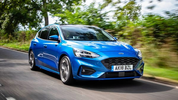 Mẫu xe Ford Focus thiết kế ngoại thất năng động và hiện đại nhìn từ phía trước