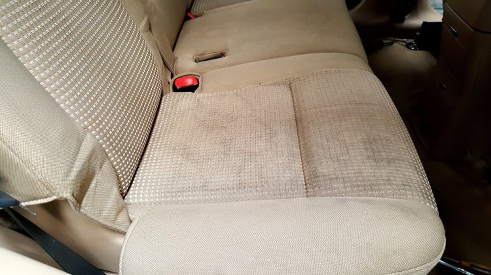 Mẹo vệ sinh vết bẩn trên ghế nỉ ô tô bằng các nguyên liệu tự nhiên như rượu trắng và baking soda.