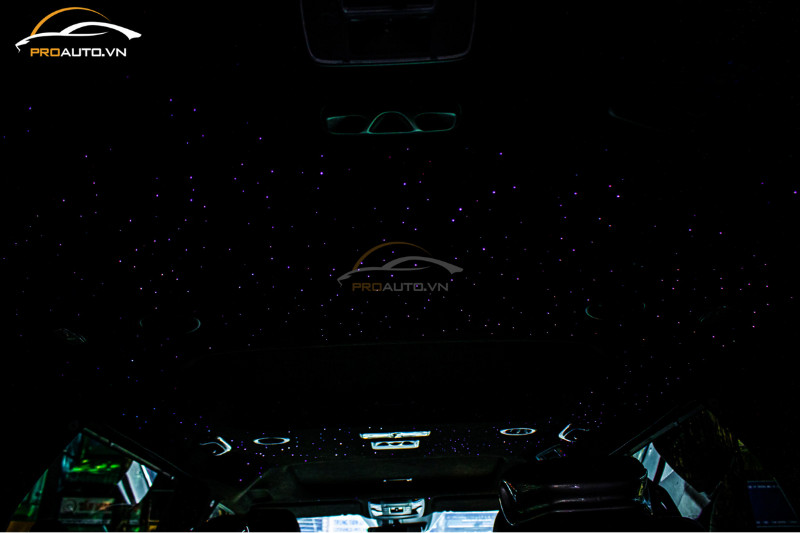 Minh họa nguyên lý hoạt động của trần ánh sao Kia Carnival với ánh sáng truyền qua sợi quang