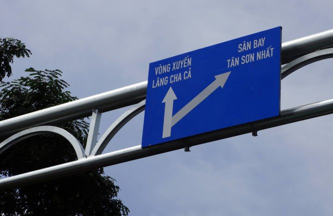Mô tả biển báo chỉ dẫn đường đến các địa điểm quan trọng