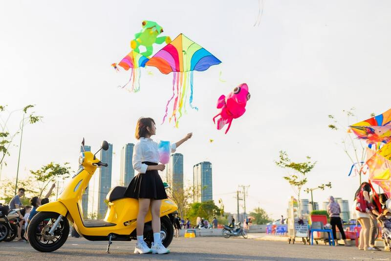 Một chiếc xe máy màu vàng nổi bật, minh họa cho việc lựa chọn màu xe hợp mệnh theo phong thủy, tăng cường vận may cho chủ sở hữu.