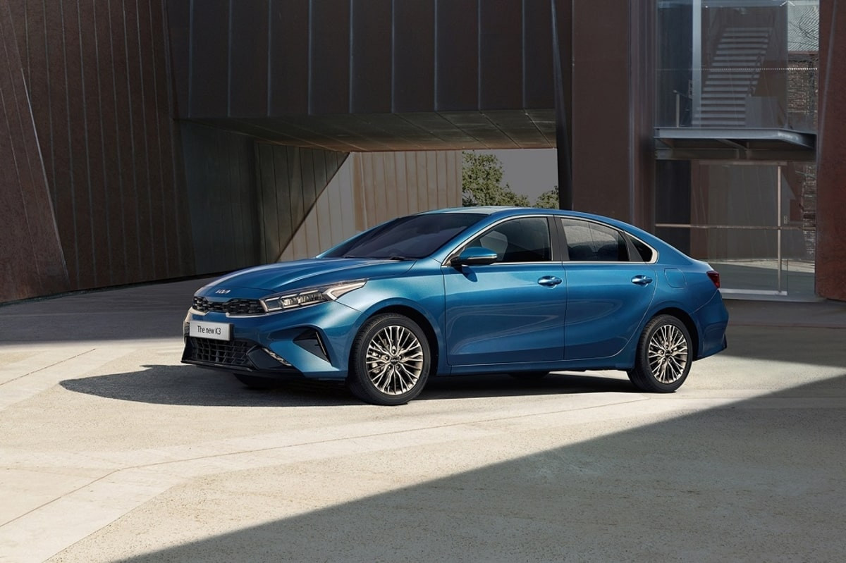 Ngoại thất màu trắng của KIA Cerato 2021 với đèn pha và lưới tản nhiệt đặc trưng