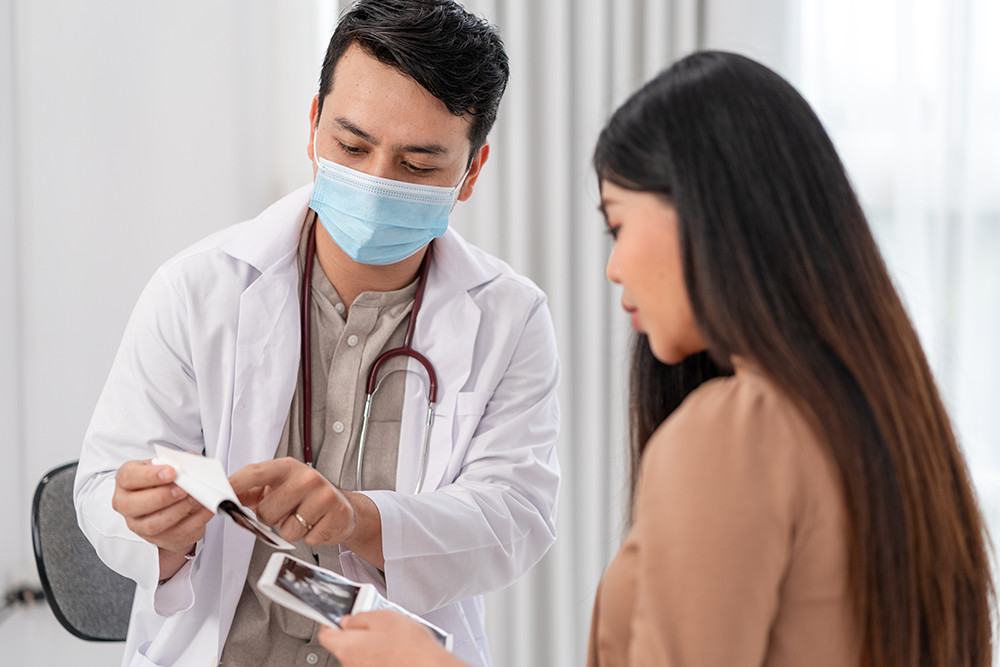 Người dân tìm hiểu các loại bảo hiểm sức khỏe tự nguyện