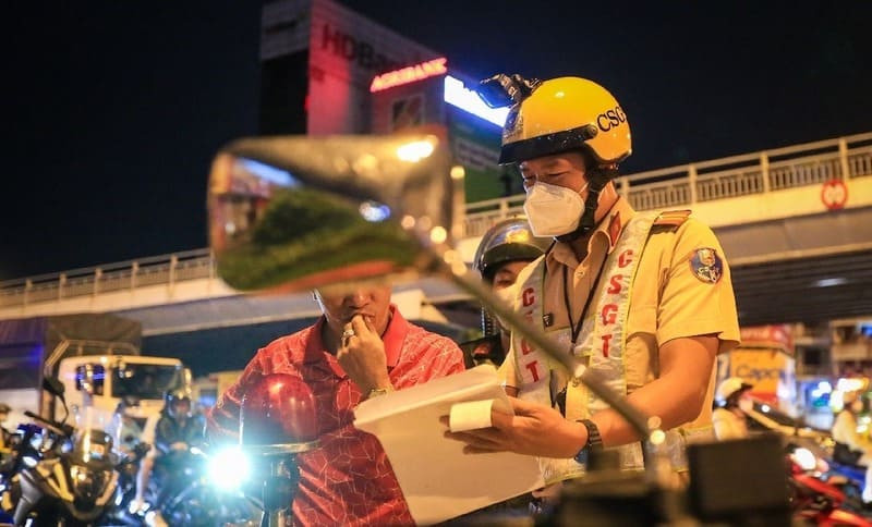 Người điều khiển xe máy điện thực hiện kiểm tra nồng độ cồn