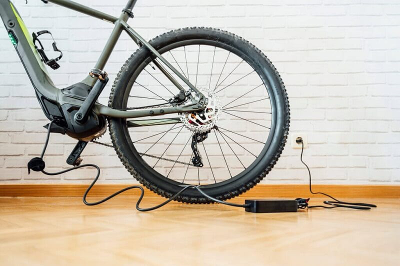 Người dùng đang sạc pin xe điện đúng cách, minh họa việc điều chỉnh thói quen sạc để kéo dài tuổi thọ pin xe điện.