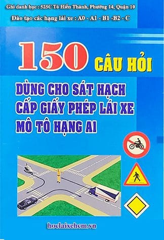 Người học thi bằng lái xe máy A1 đang ôn luyện luật giao thông đường bộ