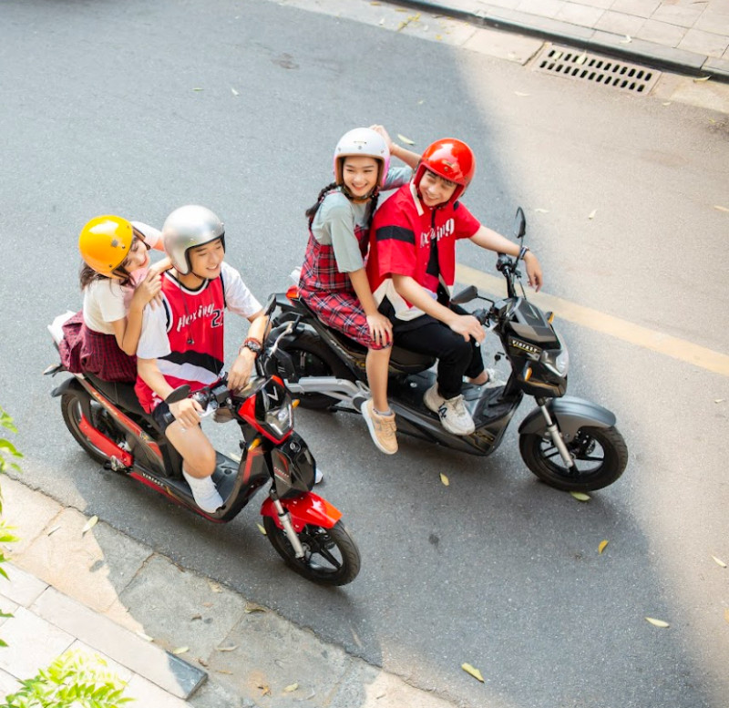 Người phụ nữ đội nón bảo hiểm 3/4, loại mũ giúp tóc mái ít bị xẹp và thoáng khí hơn