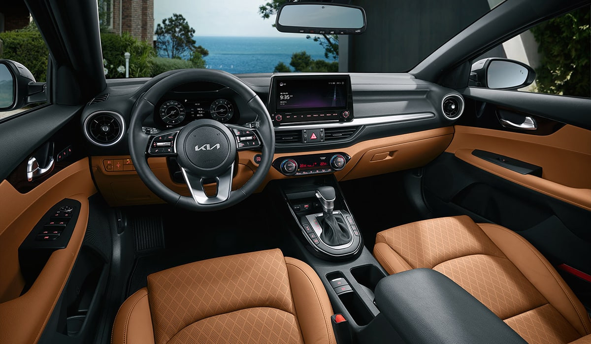 Nội thất ghế lái của KIA Cerato 2021 với màn hình nổi và vô lăng bọc da