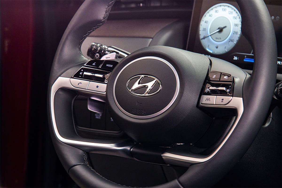 Nội thất xe Hyundai Tucson 2022 với vô lăng 4 chấu và màn hình kỹ thuật số