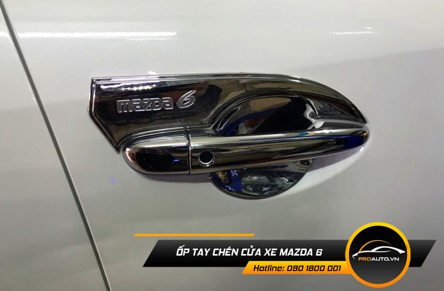 Ốp tay chén cửa mạ crom sáng bóng, chống trầy xước và tăng tính thẩm mỹ cho cửa xe Mazda 6.