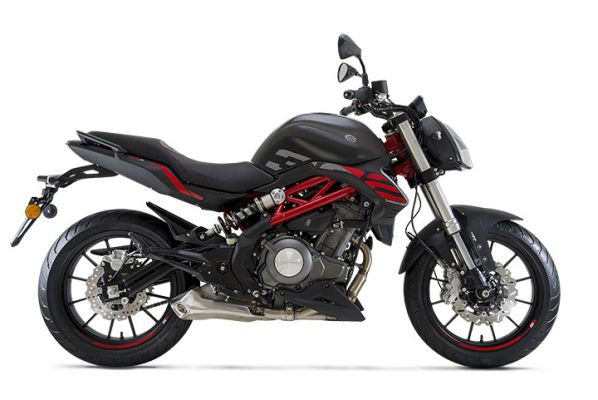 Phiên bản Benelli 302S màu đen tuyền cá tính.