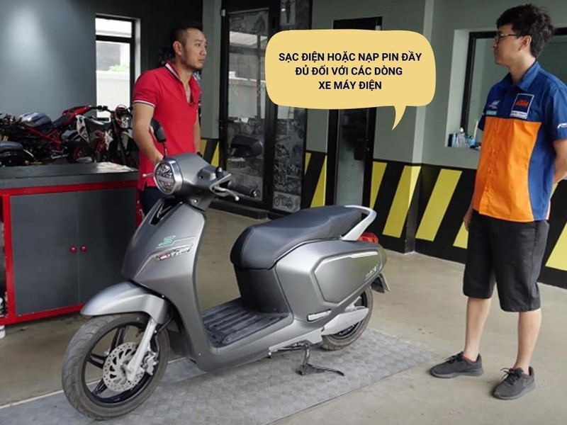 Sạc đầy pin cho xe máy điện trước khi thử