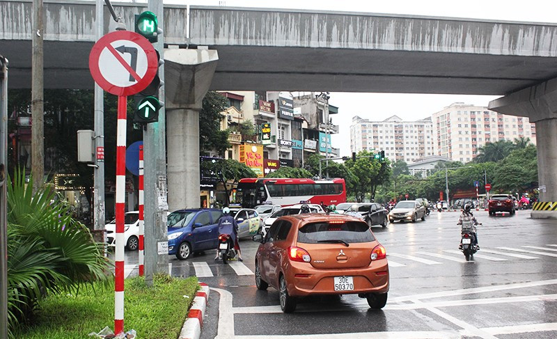 Thực tế biển báo cấm rẽ trái giúp định hướng giao thông rõ ràng