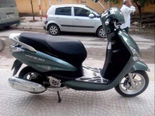 Tổng quan xe tay ga Yamaha Acruzo màu đỏ đen thanh lịch