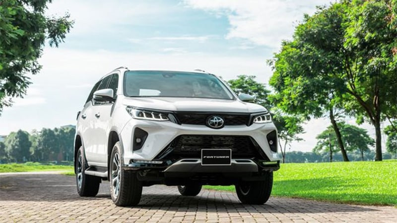 Toyota Fortuner 2023 màu trắng sang trọng đỗ trên đường