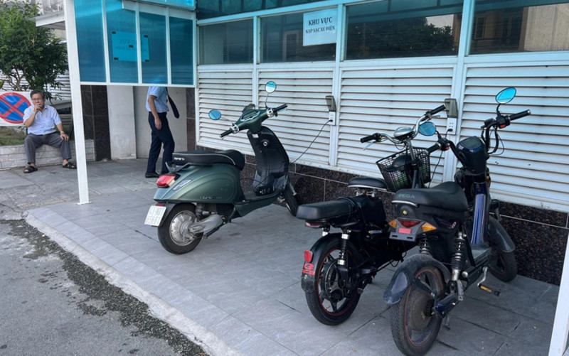 Tránh sạc xe điện gần nguồn nước hoặc trong điều kiện thời tiết xấu để đảm bảo an toàn