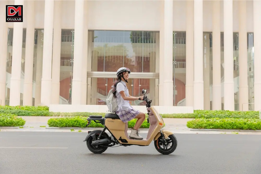 Tư thế ngồi lái xe máy điện đúng chuẩn và đội mũ bảo hiểm an toàn