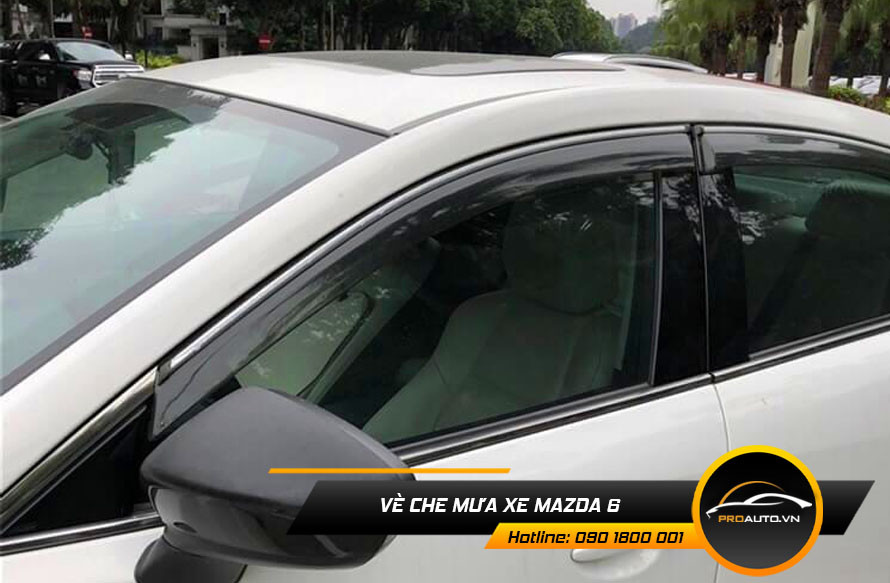 Vè che mưa màu đen gắn trên cửa sổ xe Mazda 6, giúp hạn chế nước mưa và giảm nắng nóng hiệu quả.
