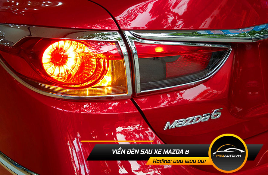 Viền đèn hậu xe Mazda 6 được ốp vừa khít, tạo điểm nhấn nổi bật và bảo vệ cụm đèn sau xe.