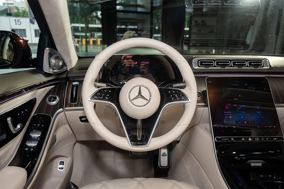 Vô lăng bọc da cao cấp và bảng điều khiển hiện đại trên Maybach S680
