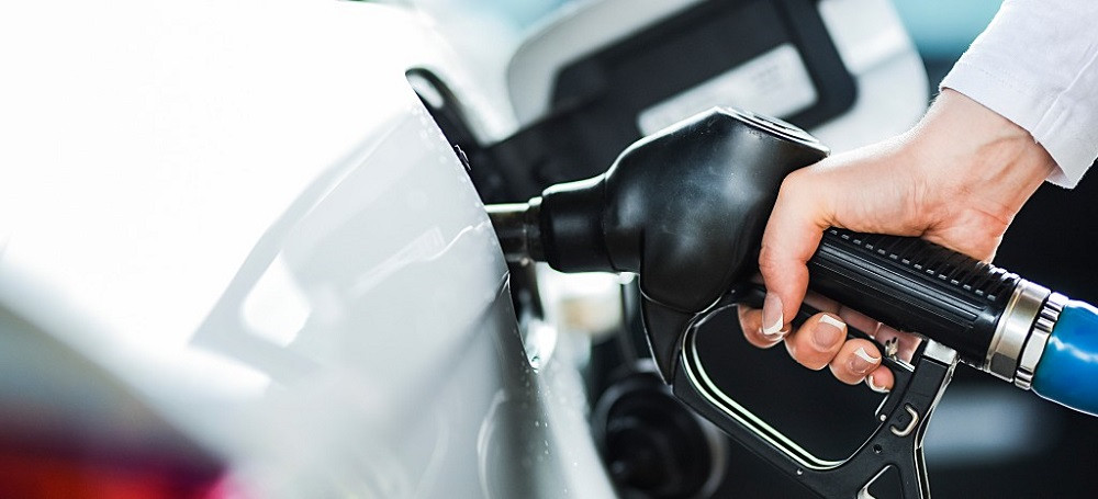 Vòi bơm nhiên liệu diesel và nắp bình xăng ô tô