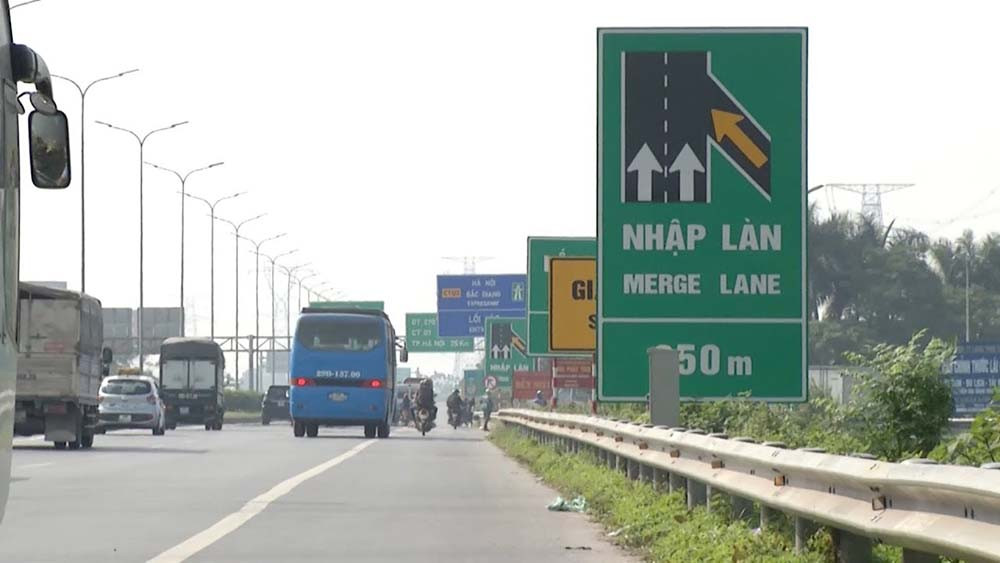 Xe ô tô duy trì khoảng cách an toàn trên đường cao tốc theo quy định biển báo