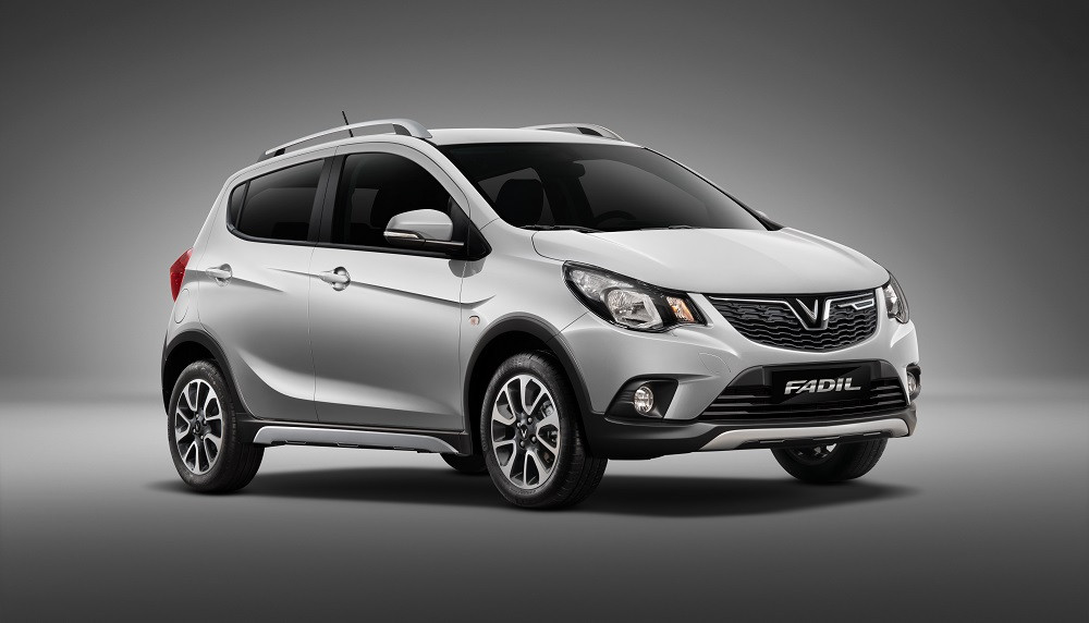 Xe VinFast Fadil màu trắng nổi bật trên đường phố